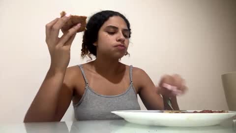 Snapshot of isabellakoffs chatting on 09/20/25, 02:01 Isabella.. back again online show from 09/20/25, 02:01