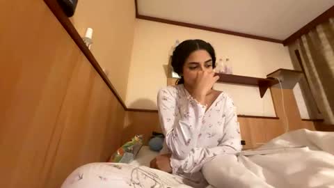 Snapshot of isabellakoffs chatting on 11/29/25, 09:40 Isabella.. back again online show from 11/29/25, 09:40