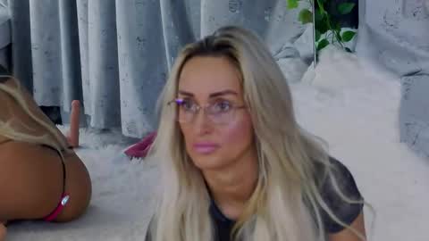 Snapshot of isabelleethan chatting on 11/17/25, 02:17 IsabelleEthan online show from 11/17/25, 02:17