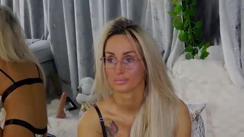 Snapshot of isabelleethan chatting on 12/14/25, 02:17 IsabelleEthan online show from 12/14/25, 02:17