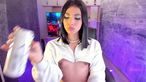 Snapshot of isabellefoxx chatting on 12/21/24, 05:25 Isa online show from 12/21/24, 05:25