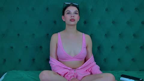 isabellevale online show from 09/18/25, 11:23