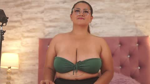 Snapshot of isabellmendez_ chatting on 01/15/25, 07:23 IsabellMendez online show from 01/15/25, 07:23