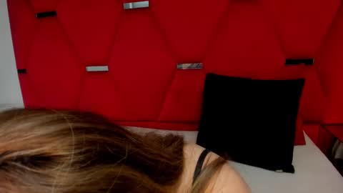 Snapshot of isabellmoon16 chatting on 01/21/25, 12:07 Elizabet online show from 01/21/25, 12:07