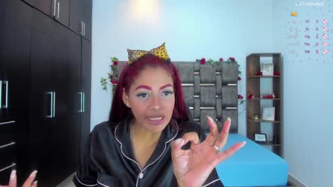 Snapshot of isabelreyes_ chatting on 01/15/25, 04:04 Hi mi name is Isabel online show from 01/15/25, 04:04