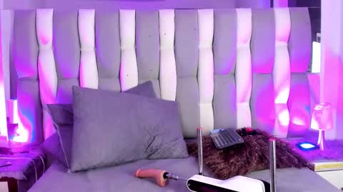 Snapshot of isadiazz chatting on 10/25/25, 05:15 Isa online show from 10/25/25, 05:15