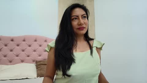 Snapshot of isis_choi chatting on 11/28/25, 07:05 Isis Choi online show from 11/28/25, 07:05