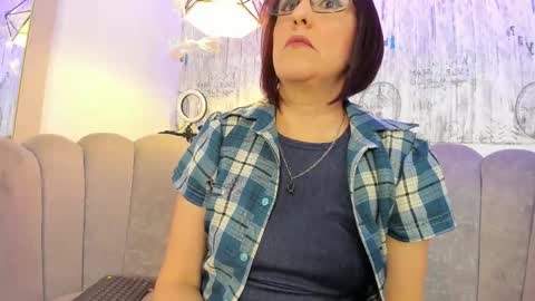 Snapshot of isisblakee chatting on 11/25/25, 10:43 Isis online show from 11/25/25, 10:43