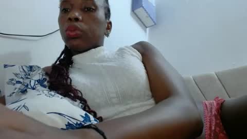 Snapshot of issabela_sweet chatting on 05/17/26, 05:05 issabela_sweet online show from 05/17/26, 05:05