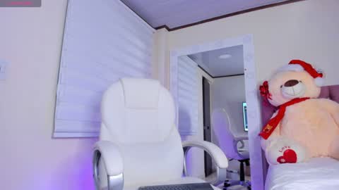 Isa  online show from 12/27/24, 08:02