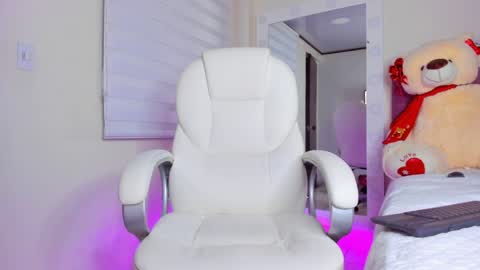 Isa  online show from 02/06/25, 09:53