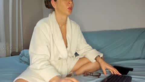 Issabelle online show from 12/22/25, 05:48