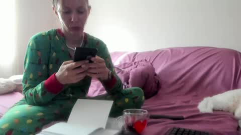 Snapshot of issabelle_69 chatting on 06/05/26, 04:08 Issabelle online show from 06/05/26, 04:08