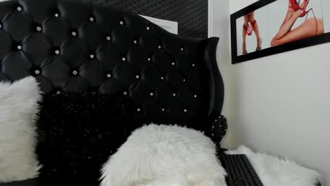 issadorajames online show from 01/18/25, 04:21