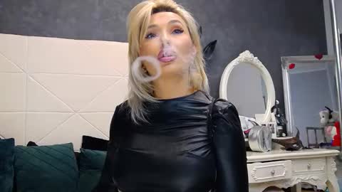 IssaSmyth online show from 09/29/25, 06:18