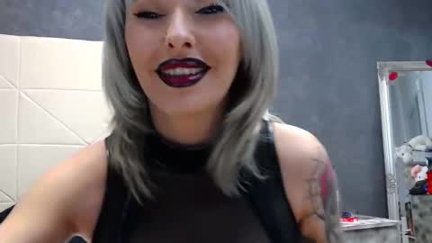 IssaSmyth online show from 04/24/26, 07:22