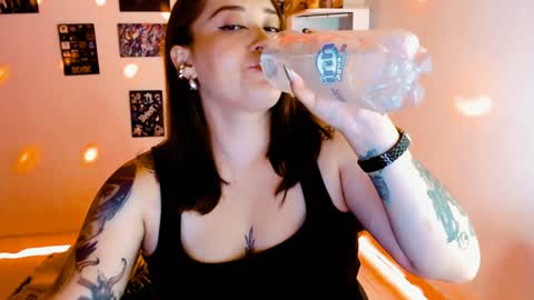 Snapshot of issis_demon chatting on 12/04/24, 02:42 Yiz online show from 12/04/24, 02:42