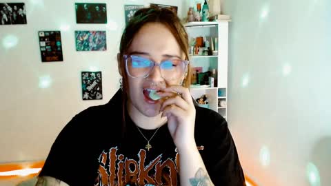 Snapshot of issis_demon chatting on 12/07/24, 02:42 Yiz online show from 12/07/24, 02:42