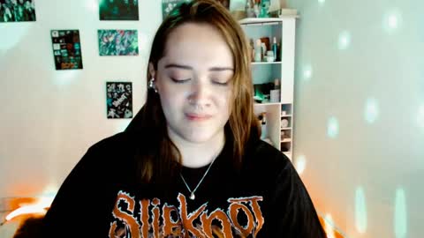 Snapshot of issis_demon chatting on 12/14/24, 03:51 Yiz online show from 12/14/24, 03:51