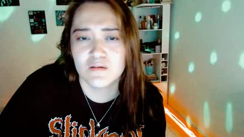 Snapshot of issis_demon chatting on 12/14/24, 06:56 Yiz online show from 12/14/24, 06:56