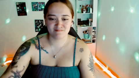 Snapshot of issis_demon chatting on 12/17/24, 04:45 Yiz online show from 12/17/24, 04:45