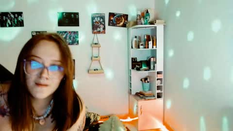 Snapshot of issis_demon chatting on 12/20/24, 05:47 Yiz online show from 12/20/24, 05:47