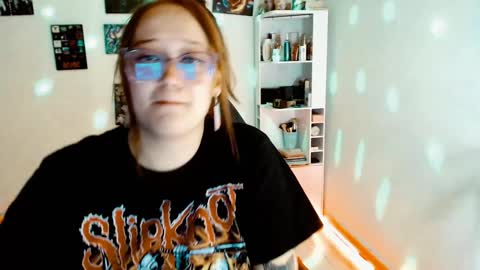 Snapshot of issis_demon chatting on 12/21/24, 04:09 Yiz online show from 12/21/24, 04:09