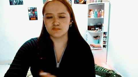 Snapshot of issis_demon chatting on 12/24/24, 01:06 Yiz online show from 12/24/24, 01:06