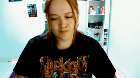 Snapshot of issis_demon chatting on 12/28/24, 04:08 Yiz online show from 12/28/24, 04:08