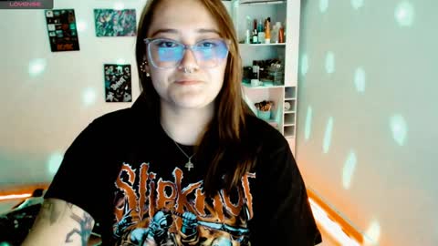 Snapshot of issis_demon chatting on 02/01/25, 07:05 Yiz online show from 02/01/25, 07:05