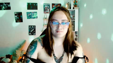 Snapshot of issis_demon chatting on 02/08/25, 05:18 Yiz online show from 02/08/25, 05:18