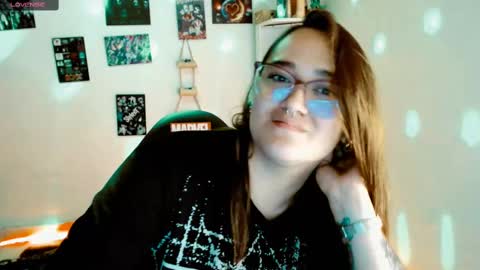 Snapshot of issis_demon chatting on 02/16/25, 10:32 Yiz online show from 02/16/25, 10:32