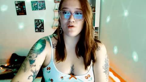 Snapshot of issis_demon chatting on 02/22/25, 05:34 Yiz online show from 02/22/25, 05:34