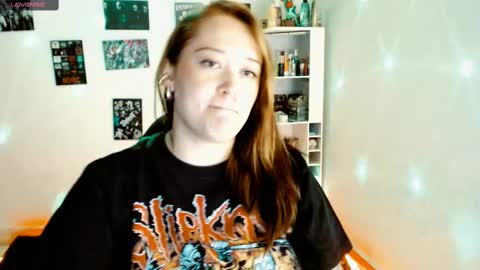 Snapshot of issis_demon chatting on 02/24/25, 03:44 Yiz online show from 02/24/25, 03:44