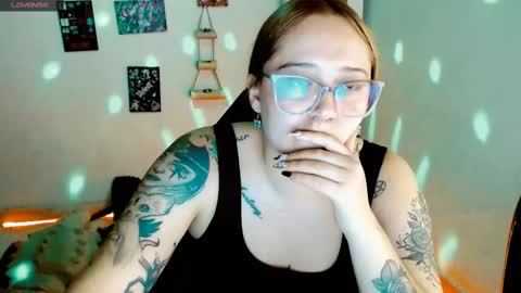 Snapshot of issis_demon chatting on 03/04/25, 07:19 Yiz online show from 03/04/25, 07:19