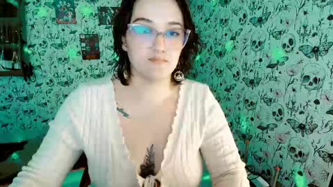 Snapshot of issis_demon chatting on 05/03/26, 12:49 Yiz online show from 05/03/26, 12:49