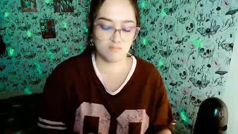 Snapshot of issis_demon chatting on 05/10/26, 02:28 Yiz online show from 05/10/26, 02:28