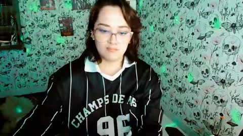 Snapshot of issis_demon chatting on 05/15/26, 10:50 Yiz online show from 05/15/26, 10:50