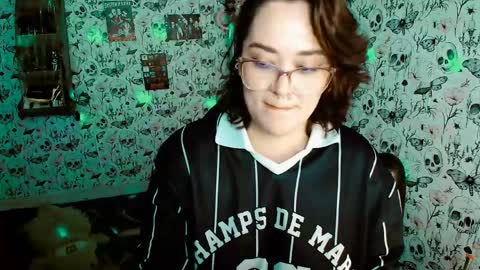 Snapshot of issis_demon chatting on 05/15/26, 11:12 Yiz online show from 05/15/26, 11:12