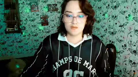 Snapshot of issis_demon chatting on 05/15/26, 11:23 Yiz online show from 05/15/26, 11:23