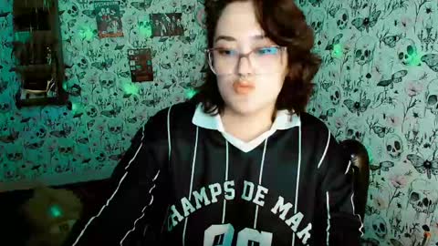 Snapshot of issis_demon chatting on 05/15/26, 11:34 Yiz online show from 05/15/26, 11:34