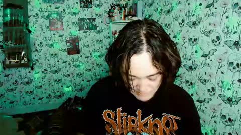 Snapshot of issis_demon chatting on 05/23/26, 04:29 Yiz online show from 05/23/26, 04:29
