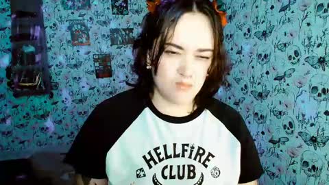 Snapshot of issis_demon chatting on 05/31/26, 03:26 Yiz online show from 05/31/26, 03:26