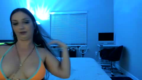 Snapshot of italiana25 chatting on 07/31/26, 03:28 Bella Bloom online show from 07/31/26, 03:28