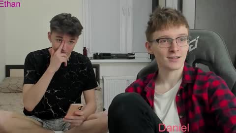 Snapshot of ithan_red chatting on 10/03/25, 05:21 Ethan online show from 10/03/25, 05:21