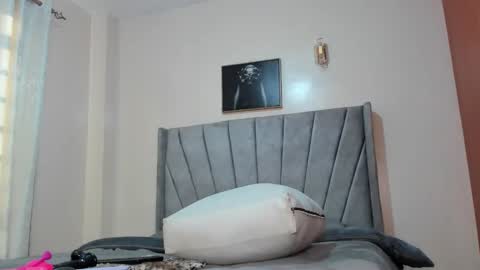 Snapshot of its_canella chatting on 01/08/25, 04:34 canella online show from 01/08/25, 04:34