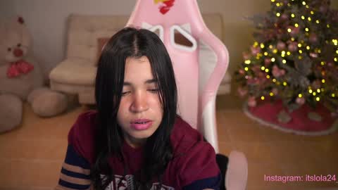 Snapshot of its_lola chatting on 12/14/24, 01:50   online show from 12/14/24, 01:50