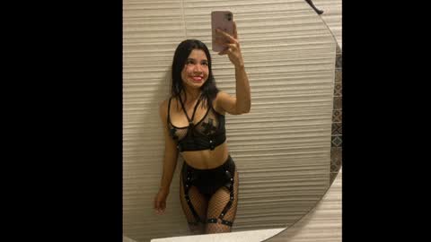 Snapshot of its_lola chatting on 01/08/25, 02:35   online show from 01/08/25, 02:35