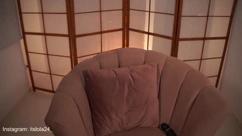 Snapshot of its_lola chatting on 01/24/25, 04:16   online show from 01/24/25, 04:16