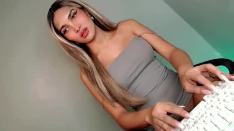 Snapshot of its_me_arabella chatting on 12/27/24, 08:13 Bella online show from 12/27/24, 08:13